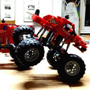 Ein roter Monstertruck aus Legospielzeug